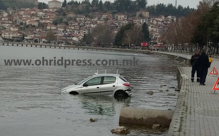 Возило „заплива“ во водите на Охридско езеро (ФОТО)