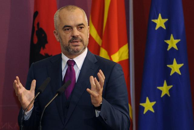 На Албанците во Северна Македонија и Црна Гора веќе не им требаат дозволи за да работат во Албанија