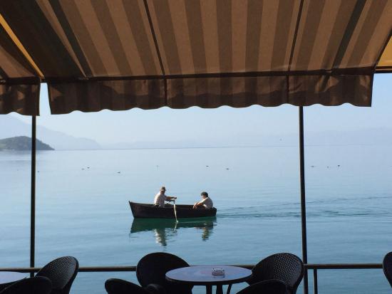 Кафе-барот „Аквариус“ самоиницијативно ќе ја отстрани терасата која навлегува во Охридското Езеро