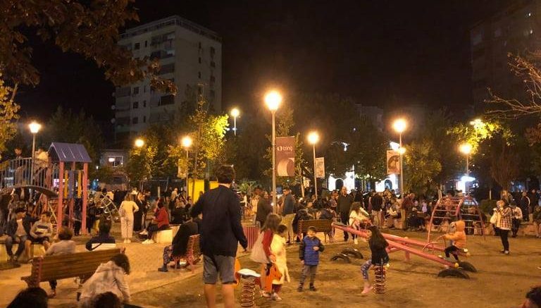 ФОТО: Лажна вест предизвика пaникa меѓу жителите на Тирана и Драч, „новиот земјотpec“ се чекаше на улиците и во парковите