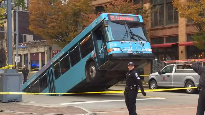 ВИДЕО: Автобус пропаднал во дупка на патот додека чекал на црвено