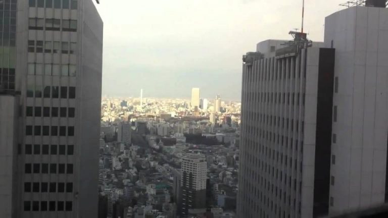 Како реагираат јапонските облакодери при земjoтpес (ВИДЕО)