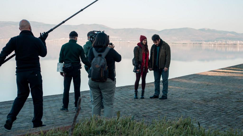 При крај е снимањето на македонско-грчкиот филм „Зад стоговите сено“, поттикнат од Преспанскиот договор