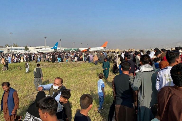 Напад со смртен исход на аеродромот во Кабул