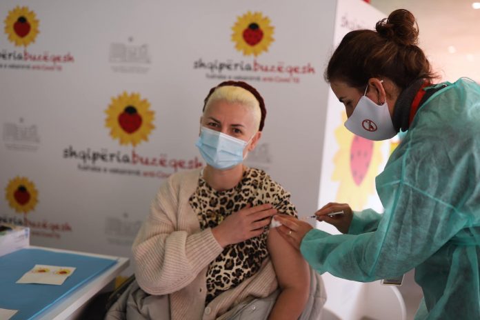 Во Албанија задолжителна вакцинација и за вработените во јавната администрација, во супермаркетите и трговските центри