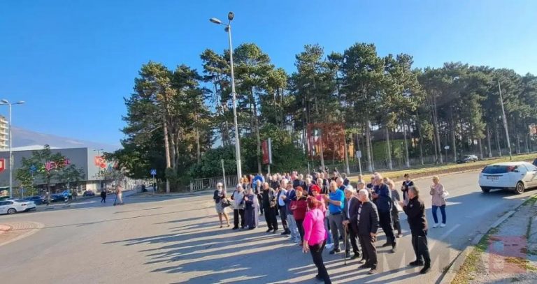 Пензионери го блокираа влезот на Тетово, бараат повисоки пензии: „И ние сме држава, не само тие во власта“