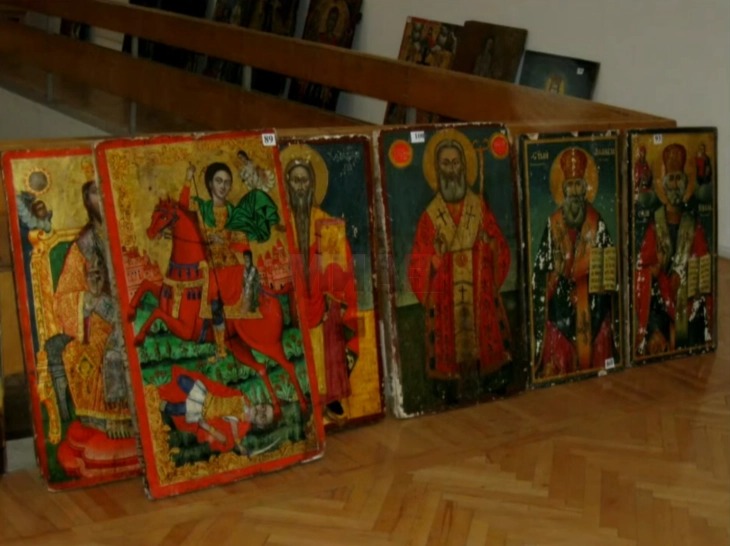 Дваесет икони украдени од македонските цркви утре од Албанија ќе бидат вратени во земјава