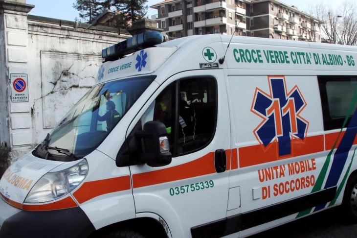 Четири лица загинаа во судир на брза помош и детски автобус во Италија