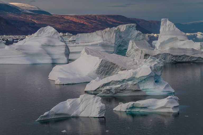 Во мразот на Арктикот за прв пат пронајдени хемикалии од креми за сончање, научниците загрижени