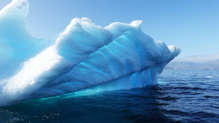 Парчиња мраз од Гренланд, стари 100.000 години, ги красат коктелите во Дубаи