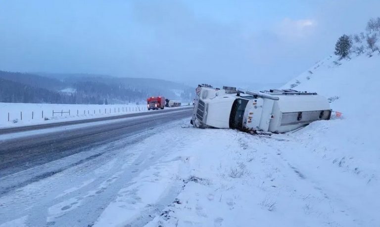 САД: Камион покосил пет лица кои оделе пеш на заледен автопат откако и самите имале судар