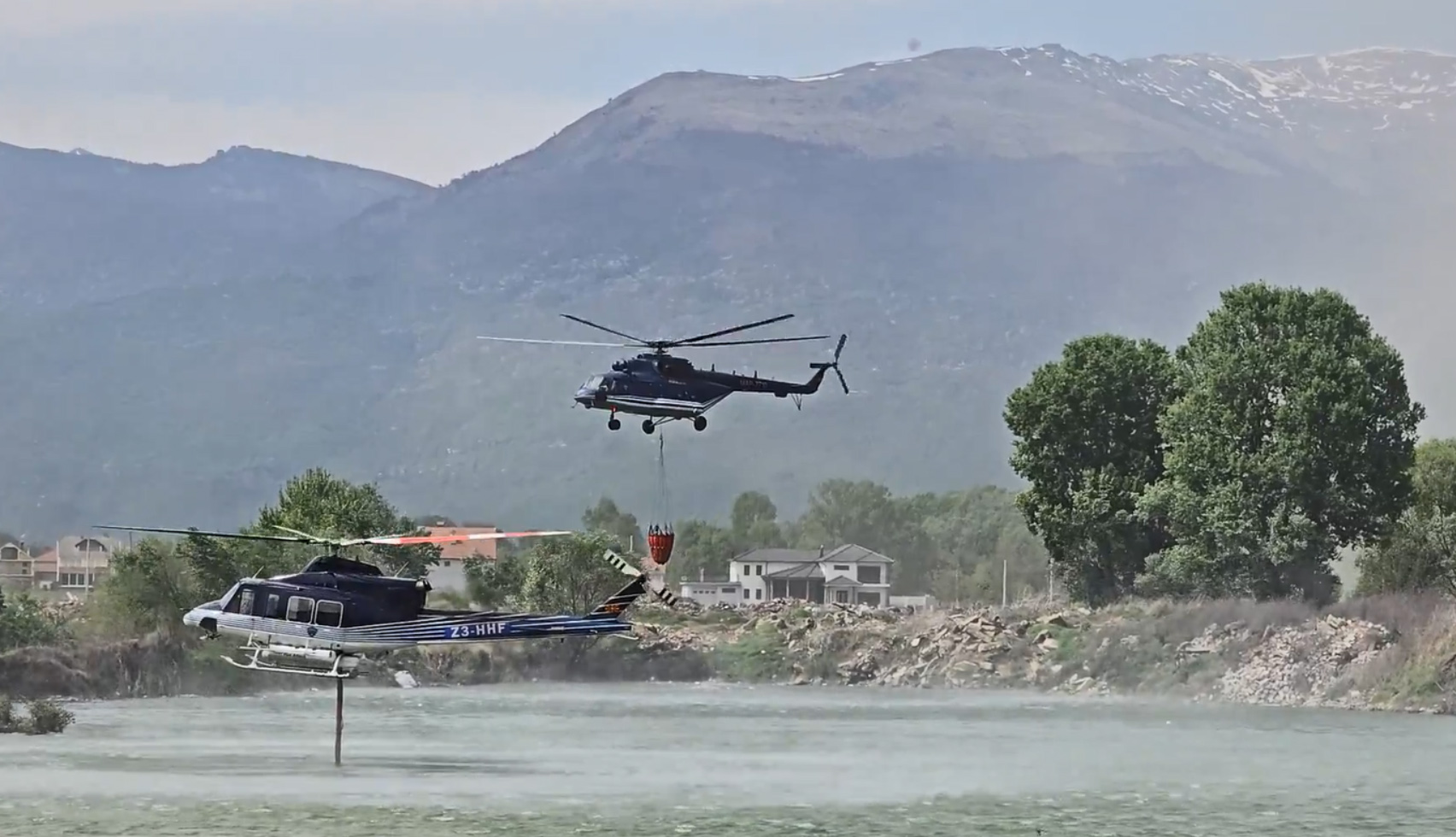 (ВИДЕО) Полициските хеликоптери исфрлија над 50 тони вода врз пожарот во Селце