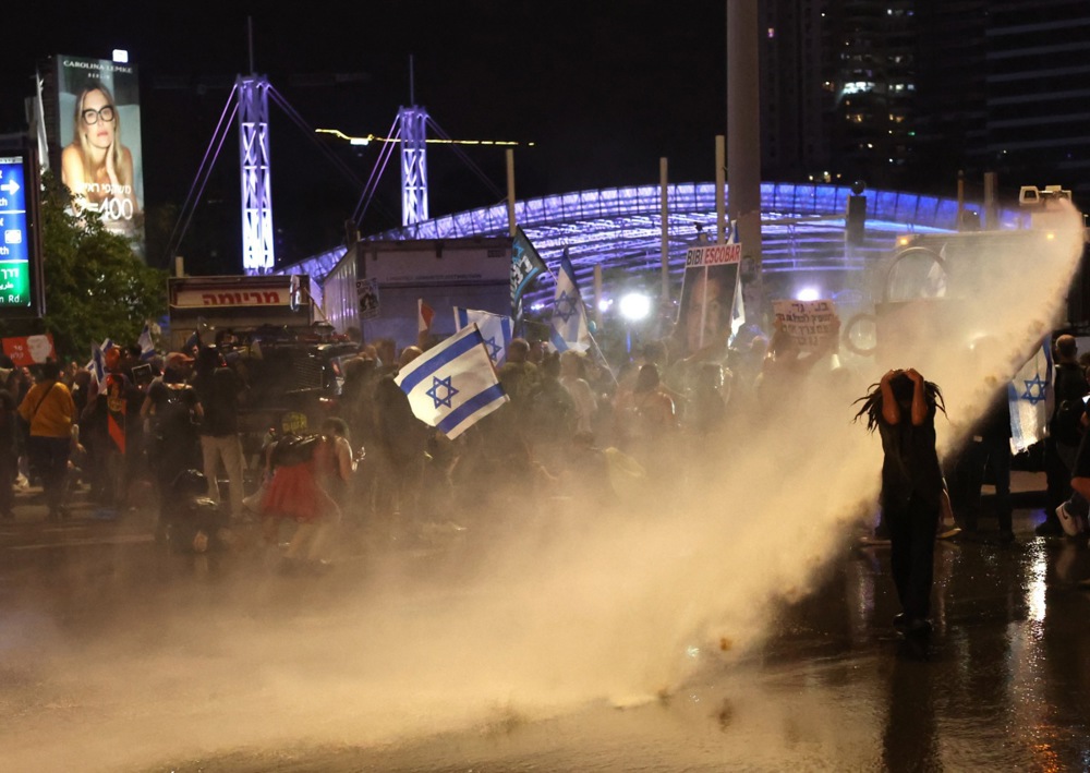 Илјадници Израелци повторно излегоа на протести против владата на Нетанјаху, најмалку три лица се уапсени