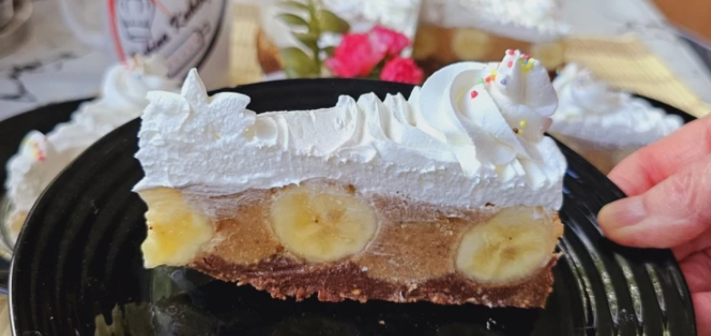 Торта со банана во 5 чекори! Празничен деликатес кој секоја домаќинка треба да знае да го подготви (РЕЦЕПТ+ВИДЕО)