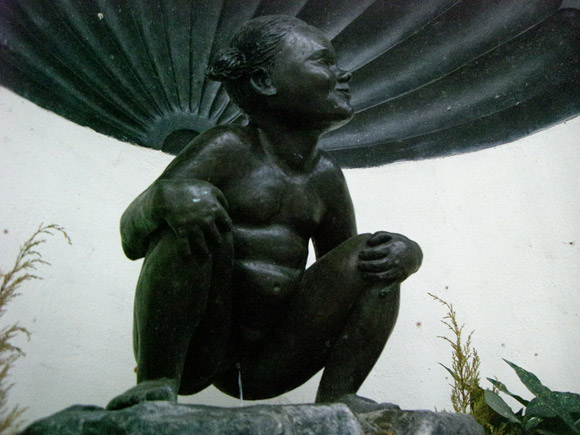 Top-10-Worlds-Most-Shocking-Fountains-jeanneke-pis