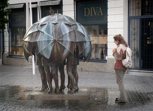 Top-10-Worlds-Most-Shocking-Fountains-umbrella