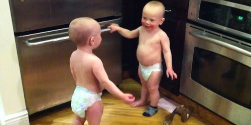 Жестока дискусија помеѓу бебиња-близнаци (видео)