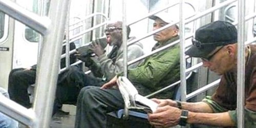 Човек си ги лиже чевлите во метро (видео)